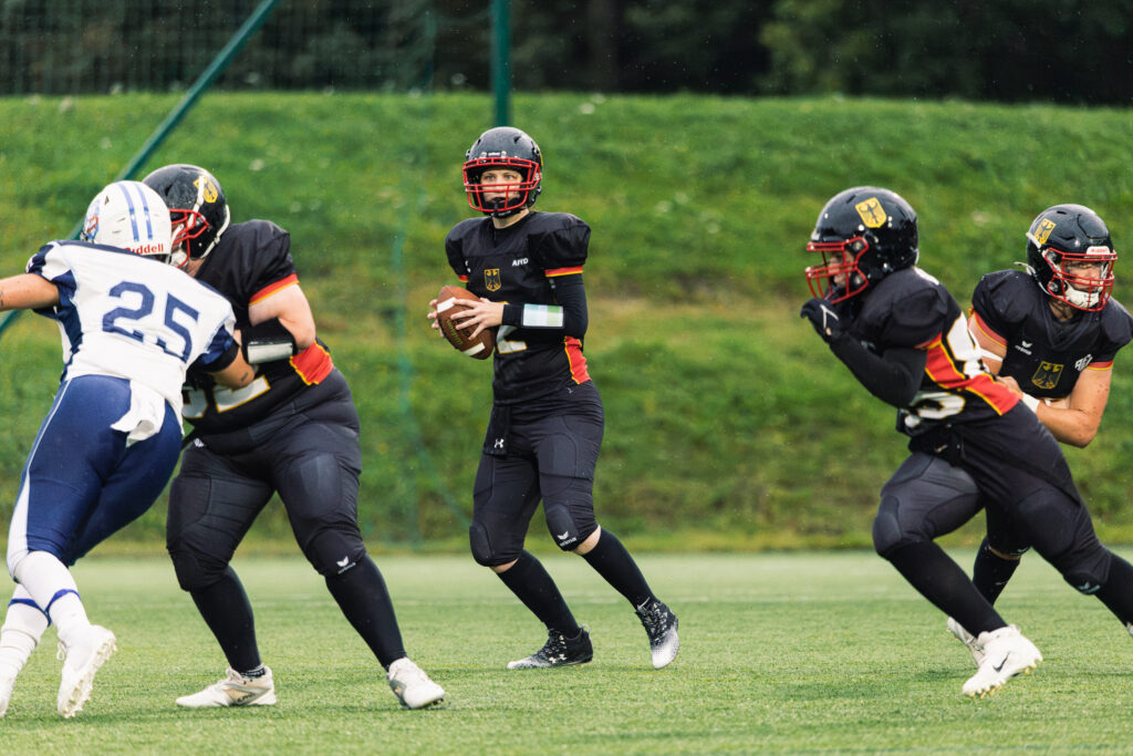 Footballspielerinnen im Spiel aus Rasen