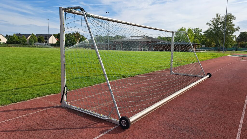 Sportanlage mit Tor und Großspielfeld