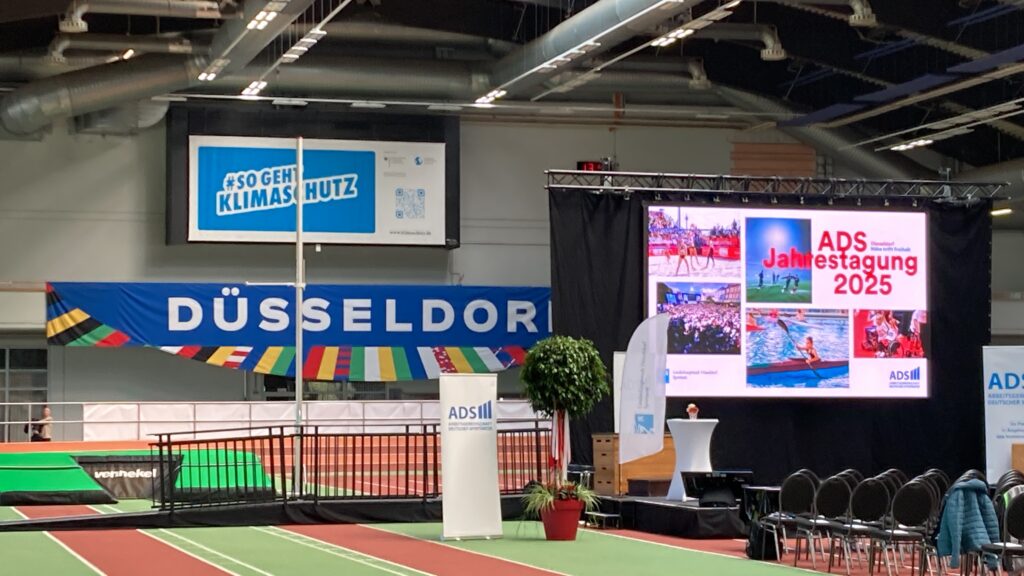 Leinwand in der Leichathletikhalle im Arena-Sportpark Düsseldorf