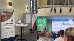 INSPO Stand und Vortrag von Wolf Ahner auf Podium