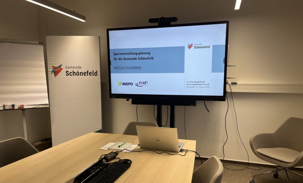 Raum im Rathaus Schönefeld mit Präsentationstafel