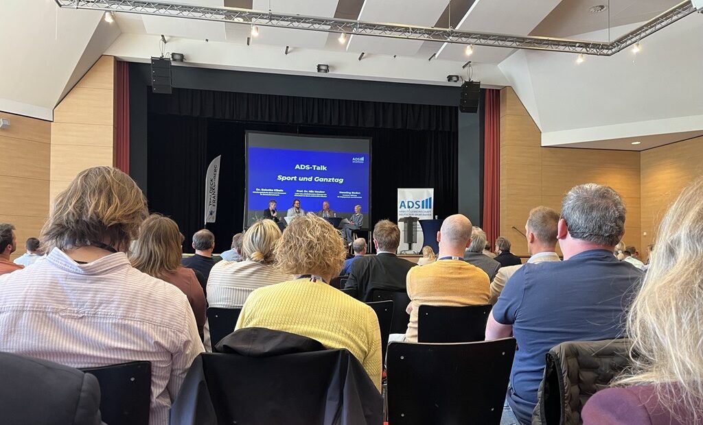 Leinwand mit Podiumsdiskussion