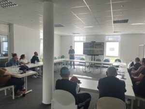 Konferenzraum mit Bildschirm im Rathaus Waltersdorf