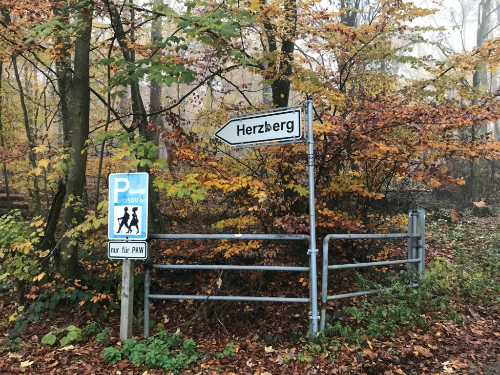 Schild zum Herzberg in Bad Homburg im Wald